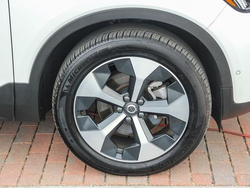 Used 2025 Volvo XC40 B5 Plus image 12