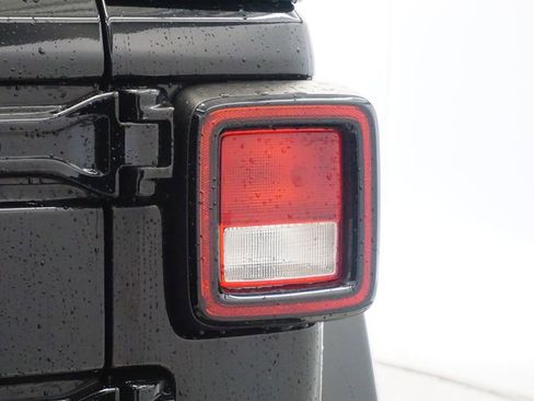 Used 2021 Jeep Wrangler Unlimited Rubicon w/ Uconnect 4C Nav & Sound Group AWD/4WD image 15