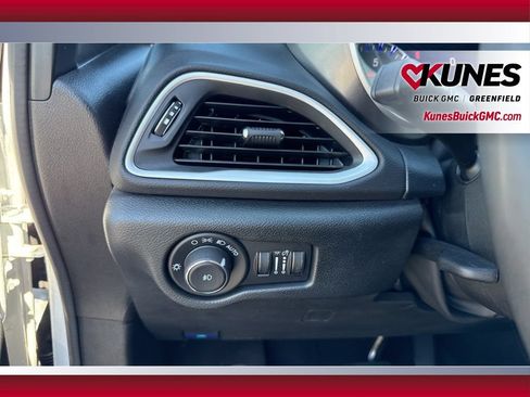 Used 2025 Chrysler Pacifica Select FWD image 28