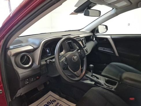 Used 2018 Toyota RAV4 LE FWD image 13