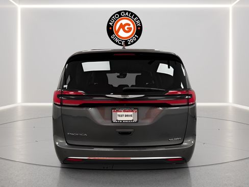 Used 2022 Chrysler Pacifica Touring-L FWD image 6