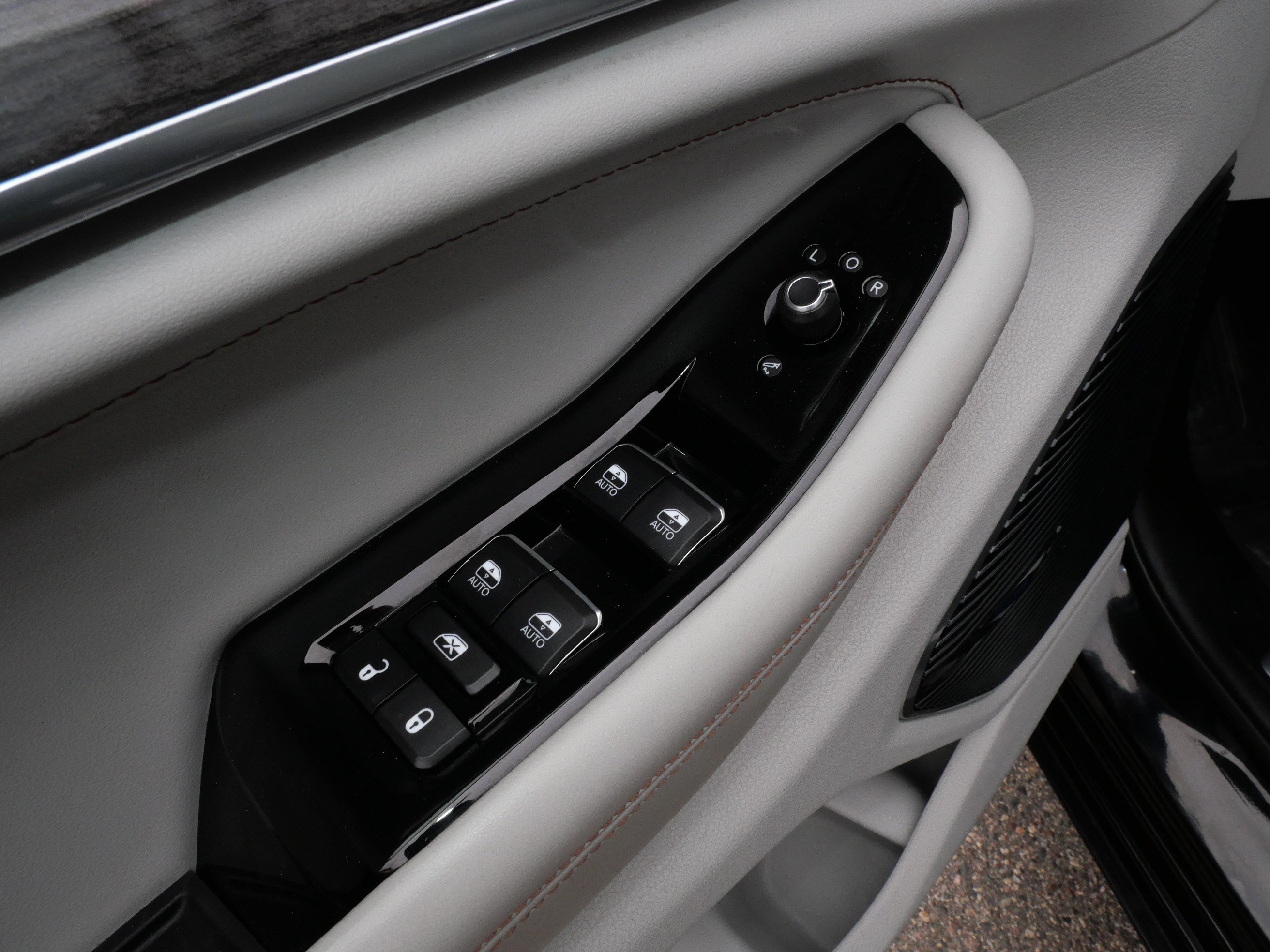 Used 2022 Jeep Grand Cherokee Overland w/ Luxury Tech Group IV AWD/4WD image 19
