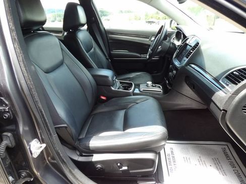 Used 2017 Chrysler 300 Limited w/ Value Package RWD image 13