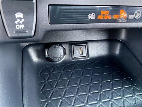 Used 2025 Toyota RAV4 XLE AWD/4WD image 32