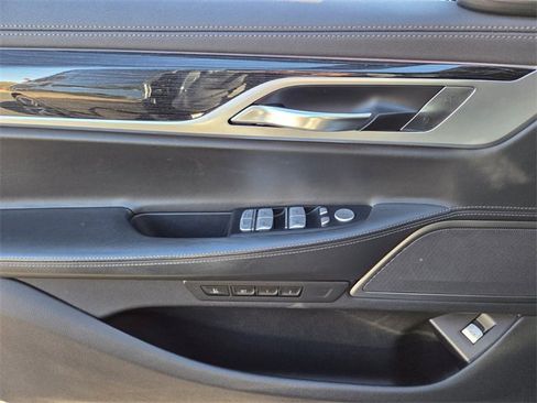 Used 2019 BMW 750i image 17