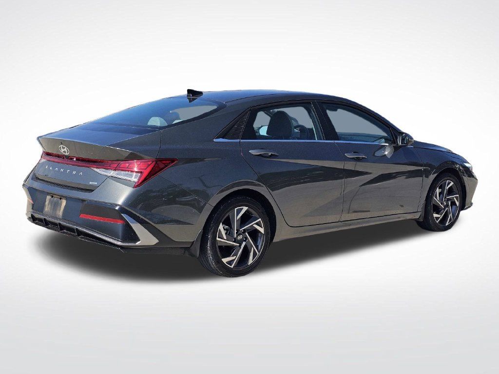 Used 2025 Hyundai Elantra Limited FWD image 12