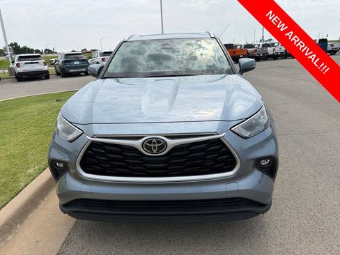 Used 2022 Toyota Highlander XLE FWD image 2