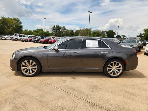 Used 2019 Chrysler 300 Limited w/ Safetytec Plus Group RWD image 5