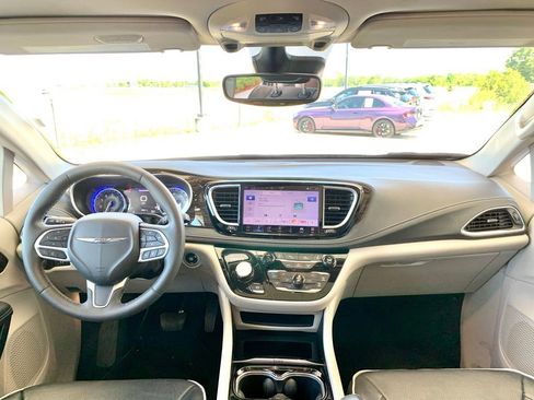 Used 2024 Chrysler Pacifica Limited FWD image 18
