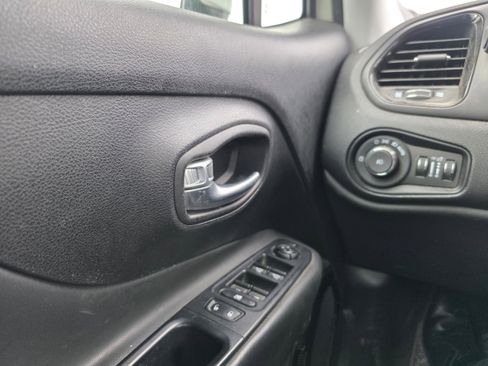 Used 2018 Jeep Renegade Altitude image 9