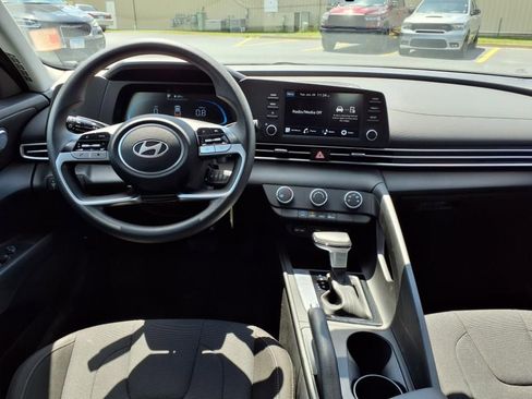 Used 2025 Hyundai Elantra SE image 16
