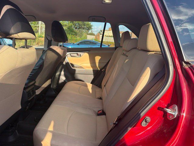 Used 2022 Toyota RAV4 LE AWD/4WD image 9