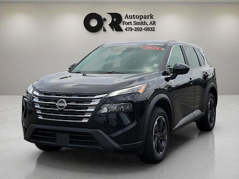 Used 2025 Nissan Rogue SV FWD image 2