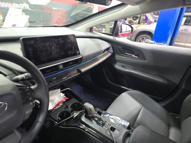 Used 2023 Toyota Prius XLE FWD image 15