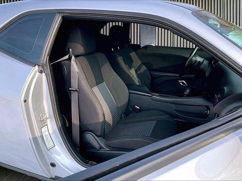 Used 2022 Dodge Challenger SXT image 8