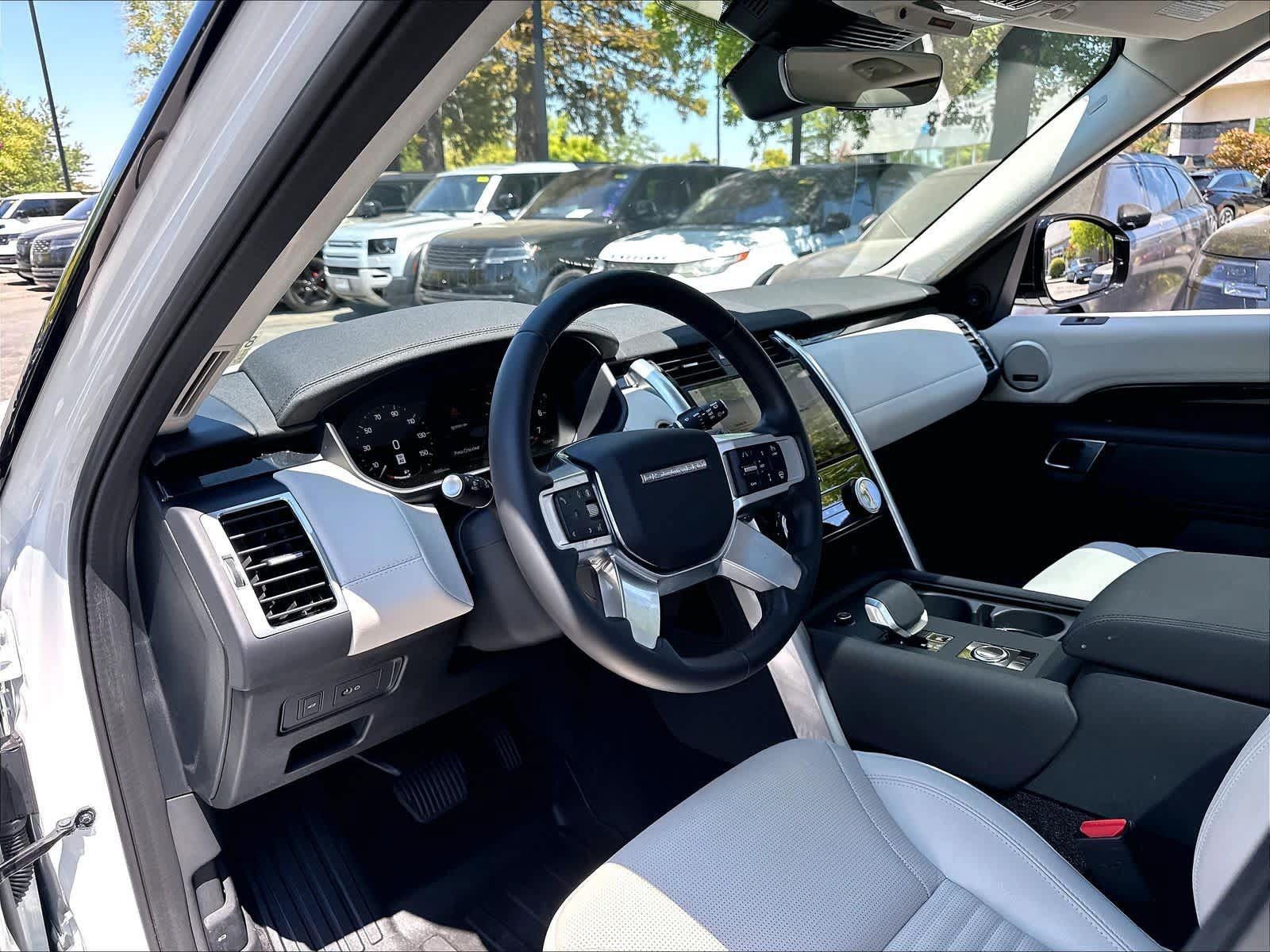 Used 2025 Land Rover Discovery S AWD/4WD image 14