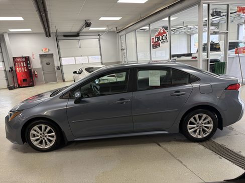 Used 2025 Toyota Corolla LE w/ LE Premium Package FWD image 5