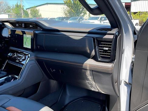 Used 2025 GMC Sierra 2500 AT4 w/ AT4 Premium Plus Package AWD/4WD image 16