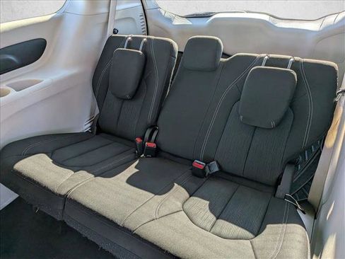 Used 2022 Chrysler Voyager LX image 17
