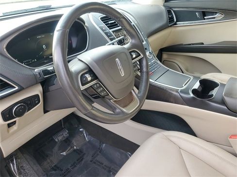 Used 2019 Lincoln Nautilus Select image 17