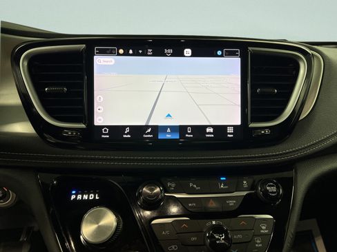Used 2023 Chrysler Pacifica Limited w/ Uconnect Theater Family Group FWD image 25