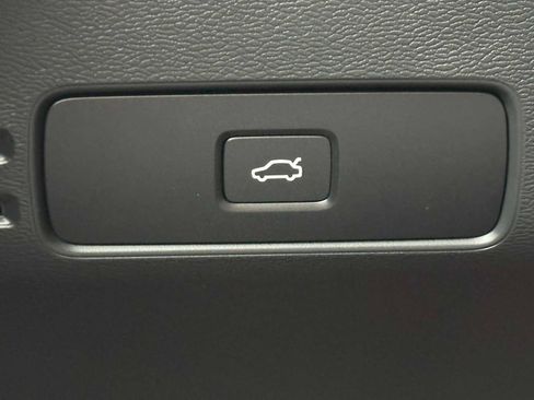 Used 2025 Volvo XC40 B5 Core w/ Protection Package Premier image 30