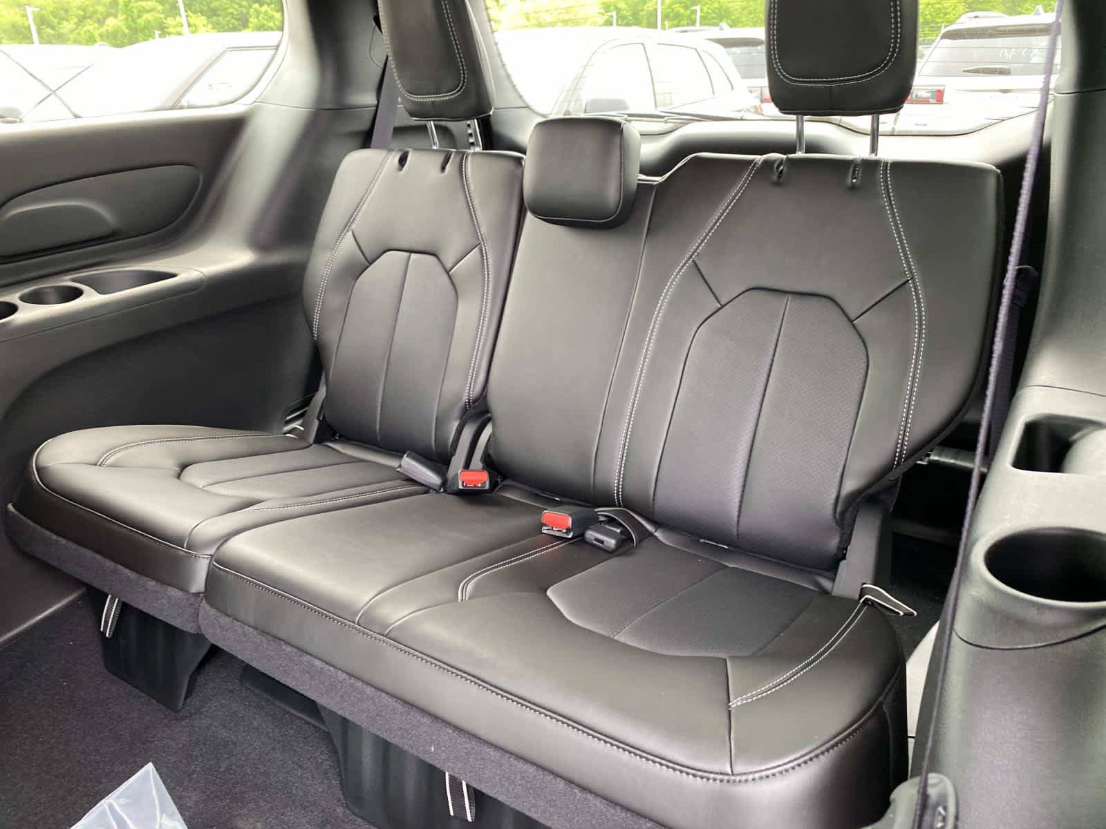 New 2027 Chrysler Pacifica Select AWD/4WD image 8
