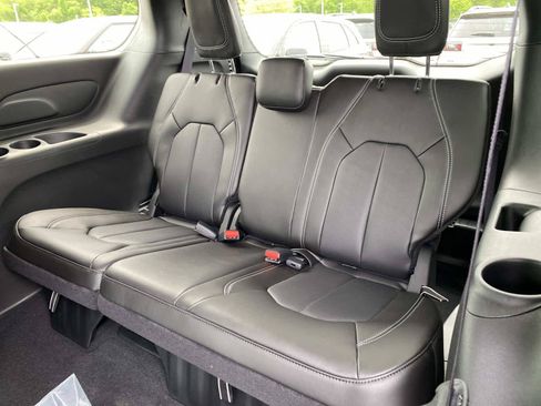 New 2027 Chrysler Pacifica Select AWD/4WD image 8
