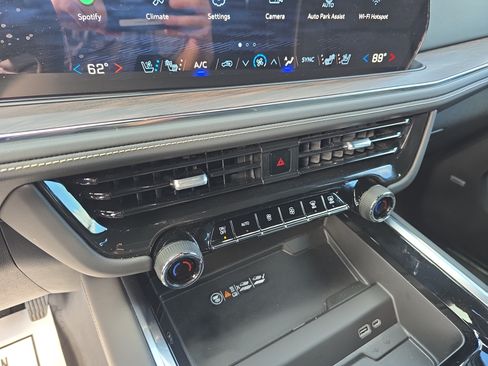 Used 2025 Chevrolet Tahoe Premier AWD/4WD image 22