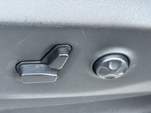 Used 2024 Chrysler Pacifica Touring-L FWD image 13