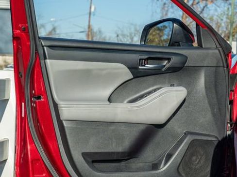 Used 2022 Toyota Highlander XLE image 17
