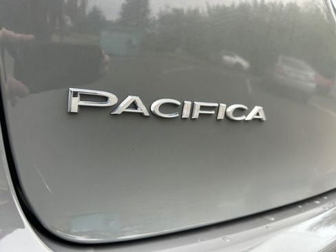 Used 2022 Chrysler Pacifica Touring-L image 32