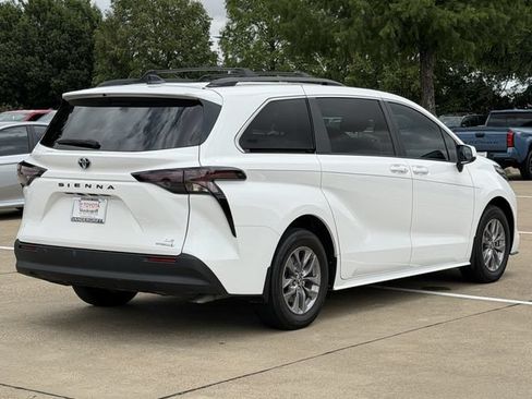 Used 2024 Toyota Sienna LE w/ LE Plus Package FWD image 4