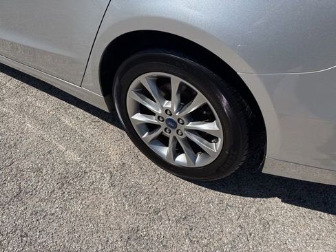 Used 2017 Ford Fusion SE w/ Fusion SE Technology Package image 18