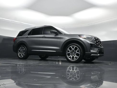 Certified 2025 Ford Explorer Platinum w/ Ultimate Package AWD/4WD image 4