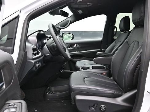 New 2026 Chrysler Voyager LX FWD image 25