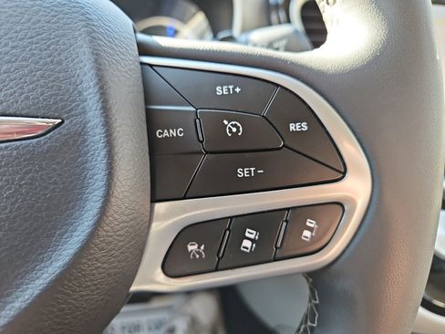 Used 2024 Chrysler Pacifica Select image 26