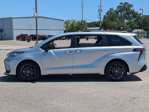 Used 2023 Toyota Sienna XSE w/ XSE Plus Package FWD image 8