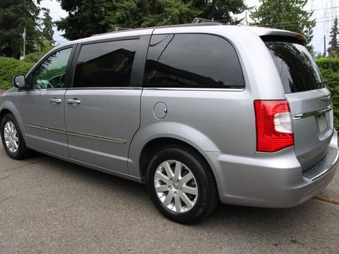 Used 2014 Chrysler Town & Country Touring FWD image 4