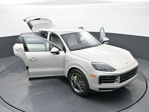 Certified 2025 Porsche Cayenne S image 33
