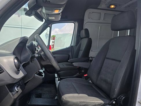 Used 2021 Mercedes-Benz Sprinter 2500 image 10