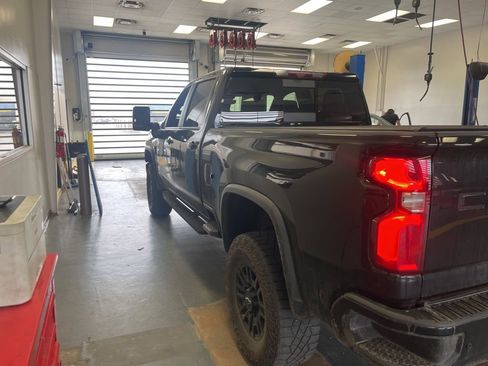 Used 2024 Chevrolet Silverado 2500 ZR2 w/ Technology Package image 3