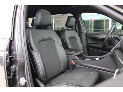 New 2025 Jeep Grand Cherokee L Altitude image 25