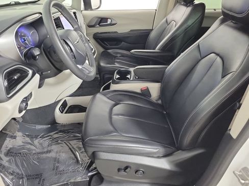 Used 2023 Chrysler Pacifica Touring-L FWD image 19