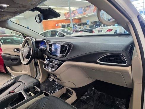 Used 2018 Chrysler Pacifica Limited w/ Tire & Wheel Group FWD image 9