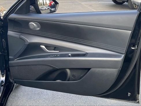 Used 2024 Hyundai Elantra SE image 25