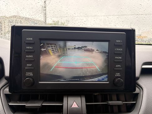 Used 2019 Toyota RAV4 LE FWD image 17