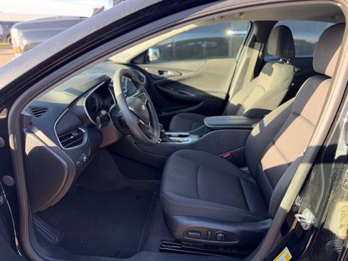 Used 2025 Chevrolet Malibu LT FWD image 2