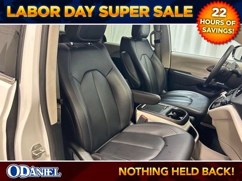 Used 2024 Chrysler Pacifica Touring-L FWD image 22