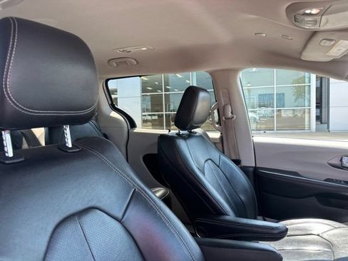 Used 2022 Chrysler Pacifica Touring-L FWD image 9